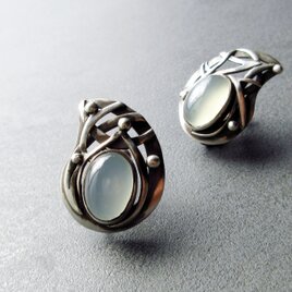 まろやかなニュアンスカラー・カルセドニーのイヤリング