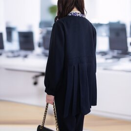 バックプリーツ・ネイビーウールのイレギュラーヘムジャケット（セットアップ可）卒園・卒業式・入学式・結婚式・カジュアル