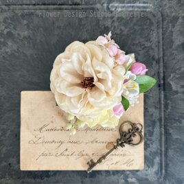 エクリュとピンクの薔薇と桜のコサージュ　卒業式　入学式　卒園式　入園式　フォーマル　コサージュ　エクリュ　桜　紫陽花　箱入り