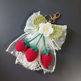 イチゴリボン　キーホルダー　ハンドメイド