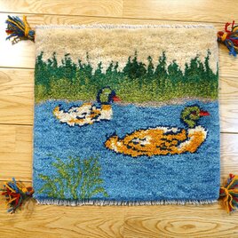 ペルシャ　ギャッベ　ミニマット　ラグ　横43x39cm　風景　池で泳ぐカモ　Z1614