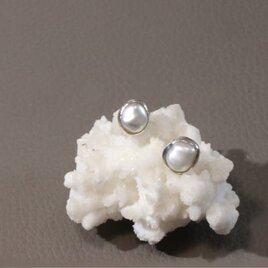 自然の形を包んだパールのピアス（Sv925）
