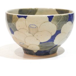 染付椿文様丸鉢（伊比井万貴）