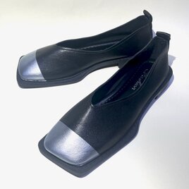 スクエアトゥが個性的♫ モードなバイカラー合皮フラットシューズ (ブラックxシルバー) 22.5cm〜25.0cm