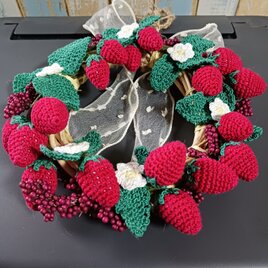 イチゴと木の実のリース ハンドメイド かぎ針編み 壁飾りのコピー
