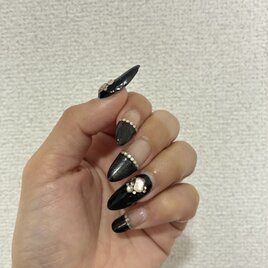 Noir bijou｜ブラック×ビジューモードネイル