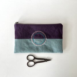 刺繍入りぺたんこポーチ　葡萄色×空色