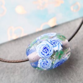 ブルーローズのとんぼ玉（ガラス玉）水色×紫／泡入り