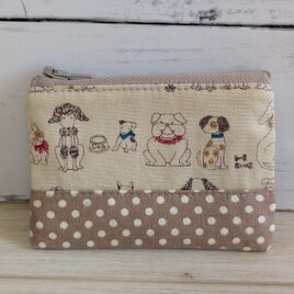 ワンちゃんたちが並ぶミニミニポーチ