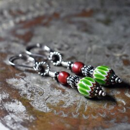 グリーンシェブロンビーズと金赤ホワイトハーツ、シルバービーズのピアス