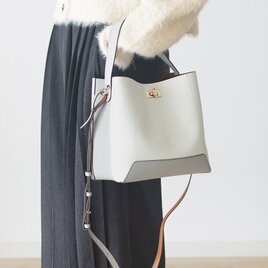 新作 牛革軽量3WAYバケットバッグ【ミルキーホワイトｘグレー】仕切り兼ポーチ付・取り外し可｜長財布OK｜数量限定コラボ