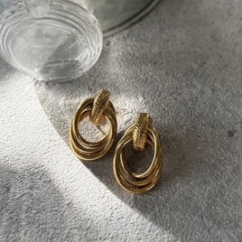 Y1232-ヴィンテージイヤリング U.S.A. 1980's Gold Tone Triple Loop