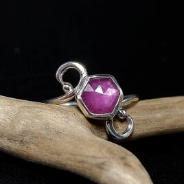 ルビーのデザインリング　13号　～遊び心～　　天然石アクセサリー　指輪　一点物