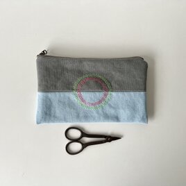 刺繍入りぺたんこポーチ　薄灰色×薄水色