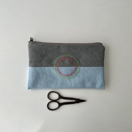 刺繍入りぺたんこポーチ　薄灰色×薄水色