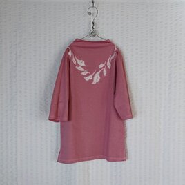 ＊縫い巻き上げ絞りTシャツ＊七分袖オフネック【花びらの首飾り模様】