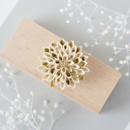 【一点物】紙のつまみ細工 帯留め ── 黄金（こがね）を纏う大輪の華