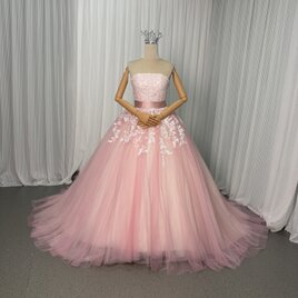 カラードレス 薄桃色 ベアトップ キラキラ光る刺繍 リーフ刺繍 ミニトレーン 編み上げ フレアスカート 花嫁