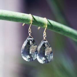 大粒極上コンケーブカットグリーンアメジストのサージカルステンレスピアス　～湖水（こすい）