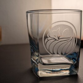 丸に眠り九尾狐（弐）　家紋風和グラス