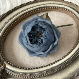 〈染め花〉イングリッシュローズのコサージュ（中輪・ダスティブルー)
