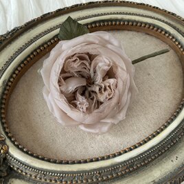 〈染め花〉イングリッシュローズのコサージュ（中輪・グレージュ)