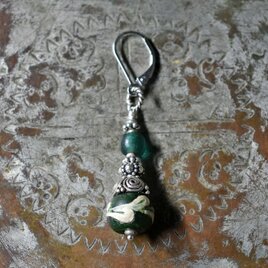 ダークグリーンスクイッグルとブルーグリーンビーズ、シルバービーズの片耳ピアス