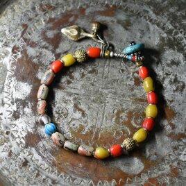 再生ビーズ、グラスコーラル、ナガ族蜜柑玉、ボヘミアビーズ、つぶつぶブラスのブレス（ターコイズ留め金）