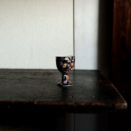 黒にカラフルな花尽くし◆中国産　色絵金彩小ぶりティーグラス　チャイナレトロ　シノワズリ　茶器　ブラック