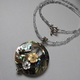 シェル性の花のペンダント