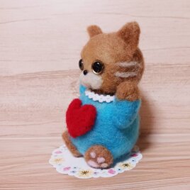 羊毛フェルト製 青い服に白いリボンのかわいい茶虎イメージ