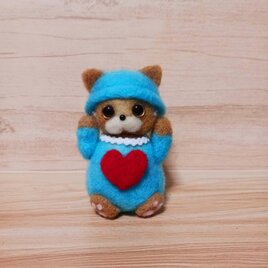 羊毛フェルト製 青い服・帽子　白いリボンのかわいい茶虎ちゃん