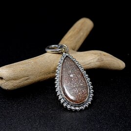 タンザニア産パープルヘイズサンストーンの粒枠飾りペンダント　～繊細な煌めき～　天然石アクセサリー　ペンダントトップ　一点物　