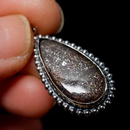 タンザニア産パープルヘイズサンストーンの粒枠飾りペンダント　～繊細な煌めき～　天然石アクセサリー　ペンダントトップ　一点物　