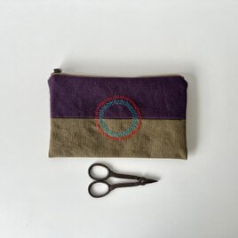 刺繍入りぺたんこポーチ　葡萄色×オリーブ