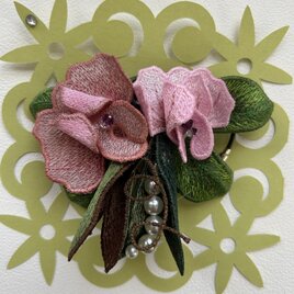 かごバックに合う刺繍フラワーチャーム：さや🫛付きスイトピー（ピンク）