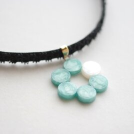 【受注製作】レジンアート　ラウンドモチーフとタティングレースとベルベットリボンのチョーカー〈丸を連ねて・若芝萌ゆる〉