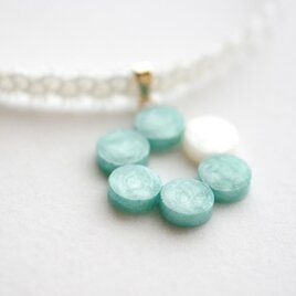 【受注製作】レジンアート　ラウンドモチーフとタティングレースとサテンリボンのチョーカー〈丸を連ねて・若芝萌ゆる〉