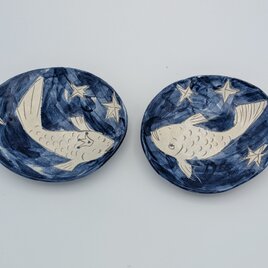 【Temoto】星降る夜の夫婦プレート（ペアセット）｜手描きの魚と藍色の楕円皿 (16x14x深さ2.5cm)