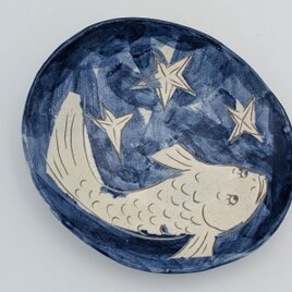 【Temoto】星降る夜のお魚プレート｜手描きの魚と藍色の楕円皿　(16x14x深さ2.5cm)