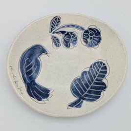 【Temoto】青い鳥と花の楕円皿｜手描きの藍色プレート　(16x14x深さ2.5cm)