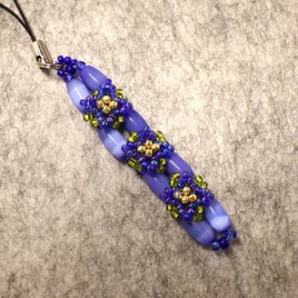 青の花咲くビーズストラップ