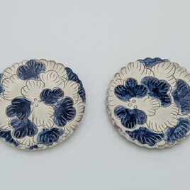 【Temoto】お花の夫婦豆皿（ペアセット）｜手描き藍色の輪花皿（10cm）
