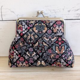 大人っぽい色合いの黒の華やかな動物たちの手のひらより少し大きながま口