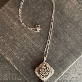 祈りのネックレス　グレー