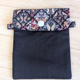 大人っぽい色合いの黒の華やかな動物たちのフラップポーチ