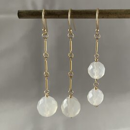 光をリレーする ✧ 14kgf ホワイトカルセドニー 2Wayピアス｜シンメトリー⇄アシンメトリー