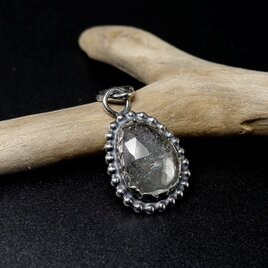 リビアングラスの粒枠飾りペンダント　～宇宙のロマンを秘めた石～　天然石アクセサリー　一点物　macari