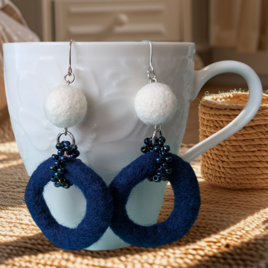 北欧の夜空と雪。羊毛フェルトのバイカラーピアス / イヤリング｜ネイビー×ホワイト・大ぶり・軽い
