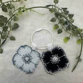 ＊ハンドメイドチャーム＆キーホルダー＊ミナペルホネン アネモネ黒 ブルーパールキーリング